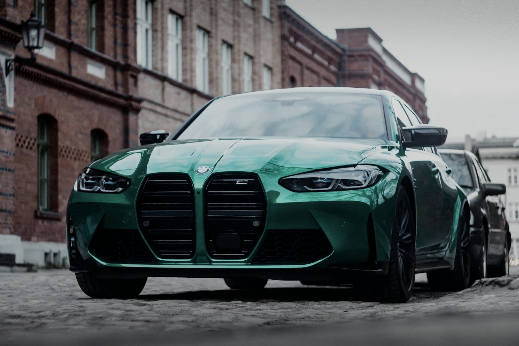 BMW M4 Competition en verde Isle of Man en una calle de la ciudad