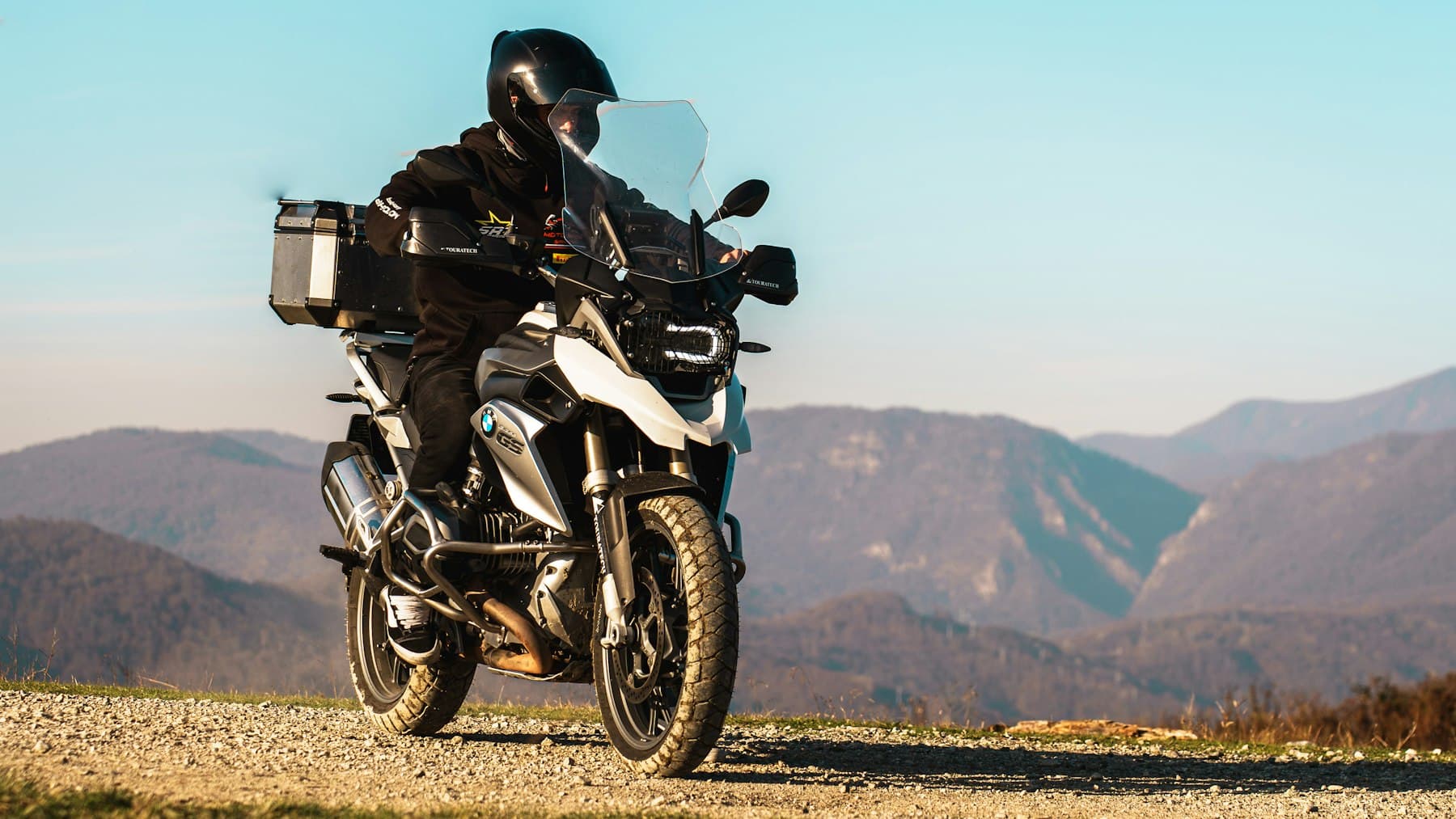 Motociclista en una BMW R 1250 GS Adventure en una carretera de montaña